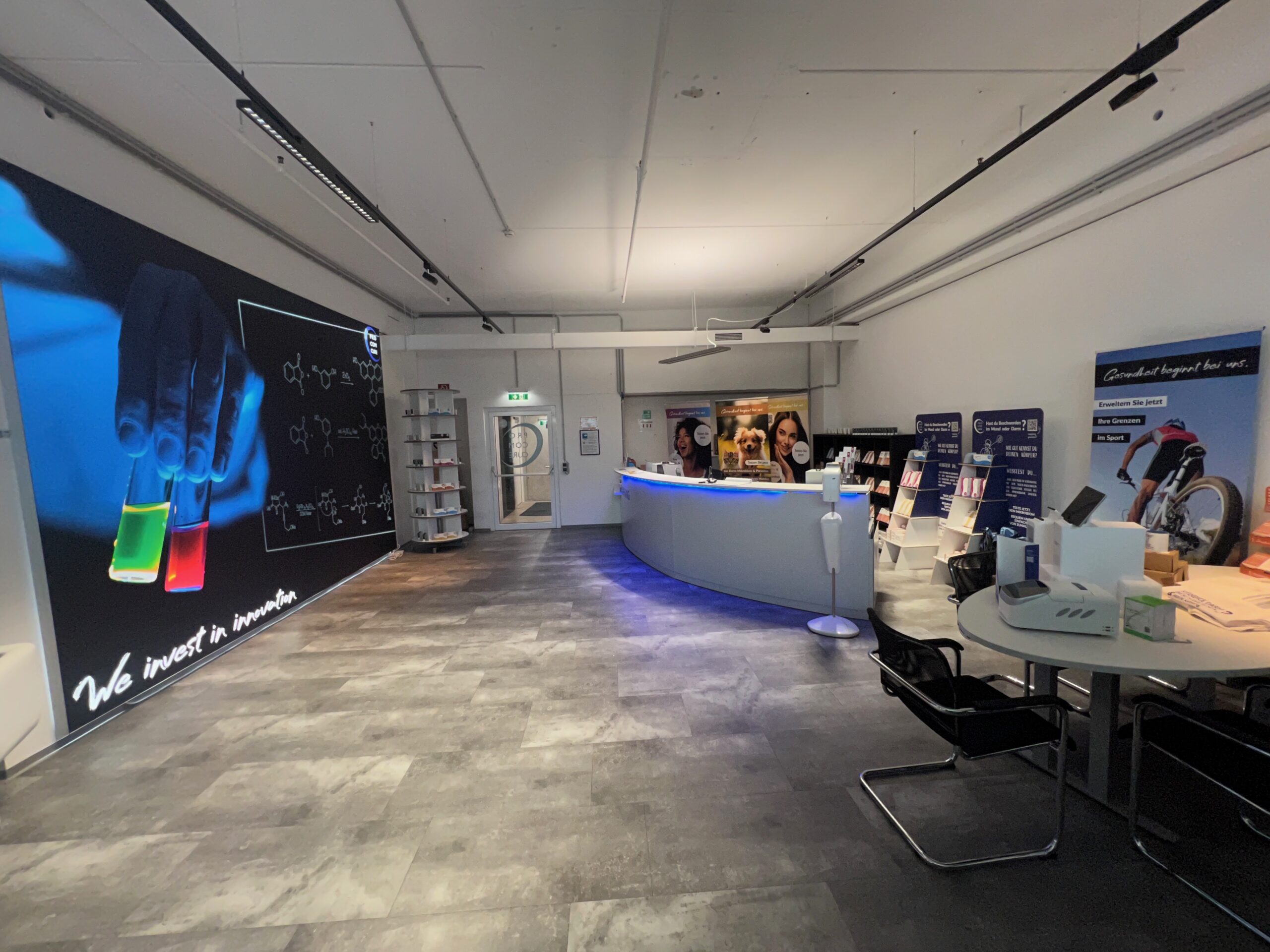 Empfangspult, gebogen